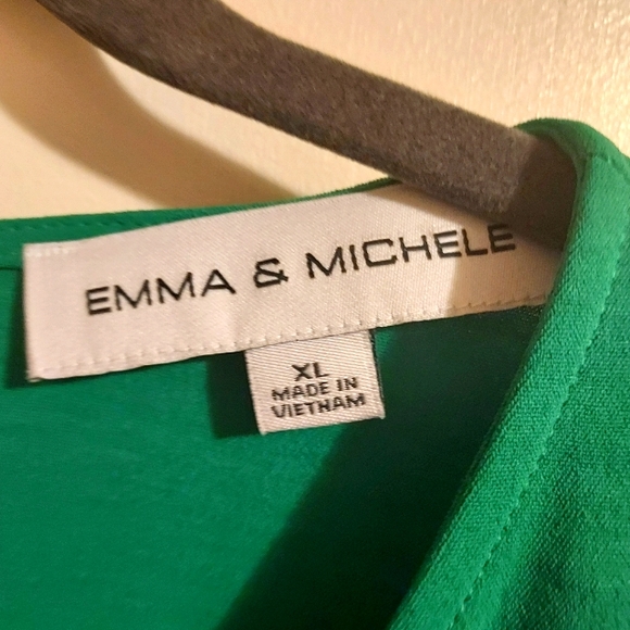 XL - NWT - Emma & Michele Short Sleeved V-Neck Romper - Green - Picture 2 of 4